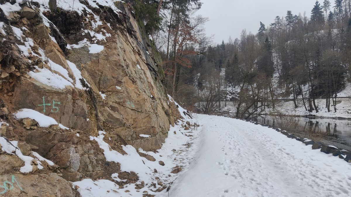 Nestabilní svah hrozí zřícením. Otevření nového úseku cyklostezky u Karlových Varů se prodraží